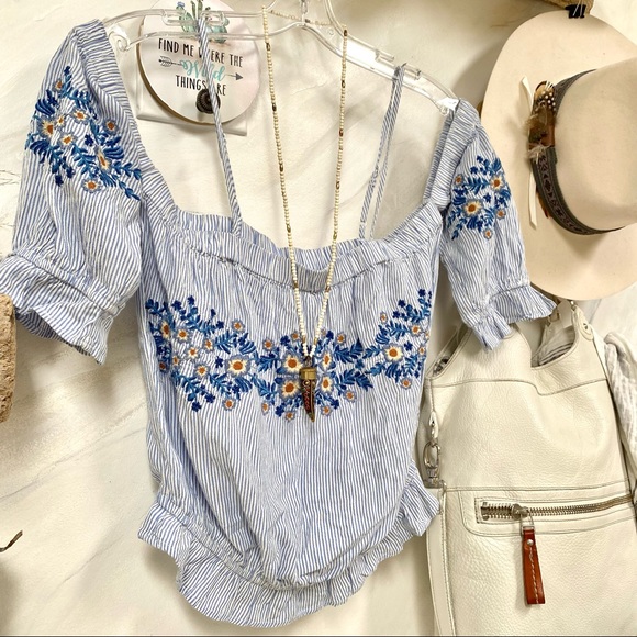 American Eagle Outfitters Tops - Sweet Boho embroidered off the shoulder top w western/country vibe